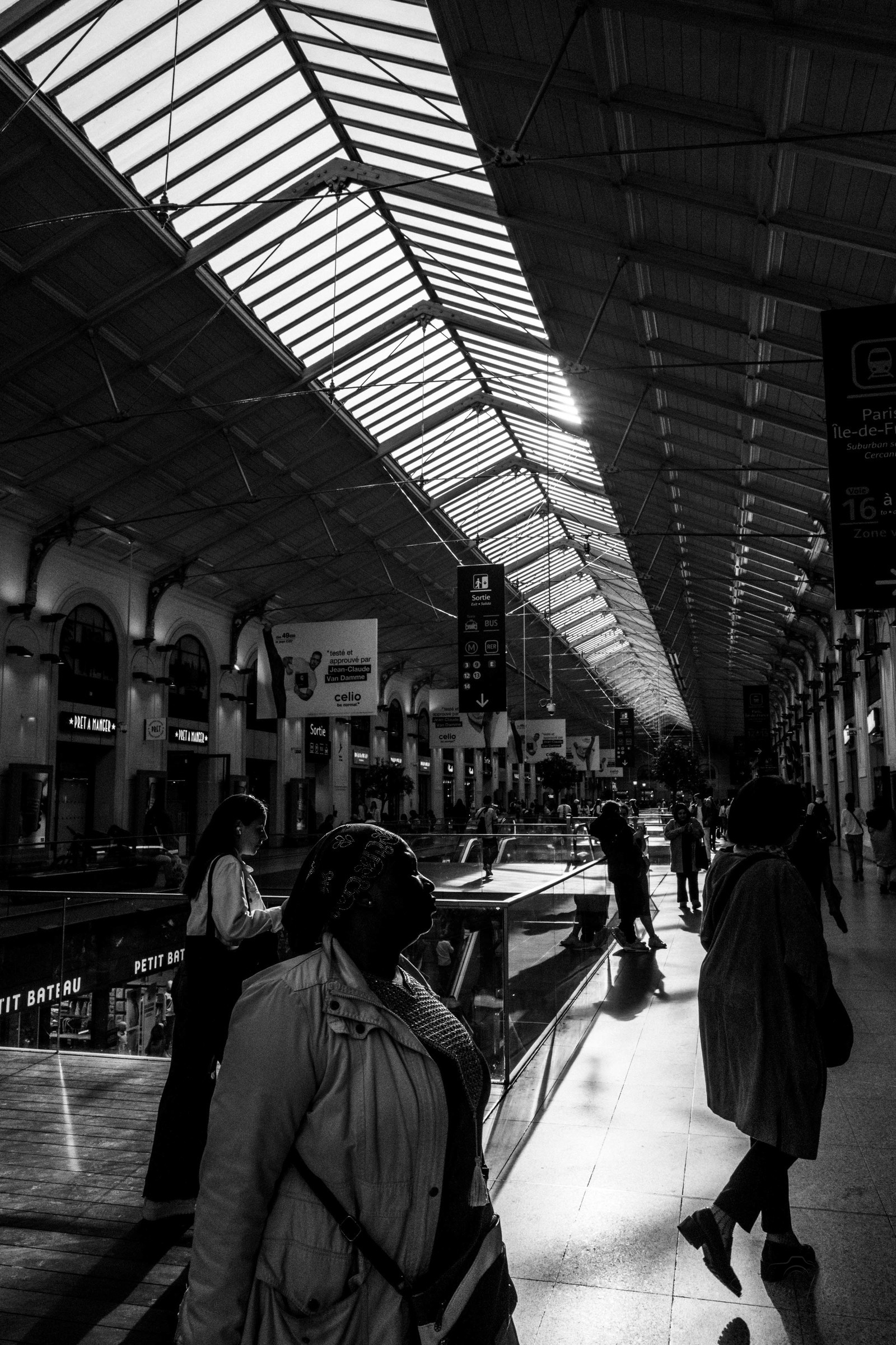 Des photographies en couleur, où les gens sont magnifiés par la lumière chaude du soleil