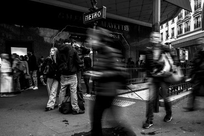 Des photographies en noir et blanc dans les rues parisiennes
