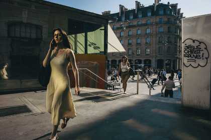Des photographies en couleur, où les gens sont magnifiés par la lumière chaude du soleil