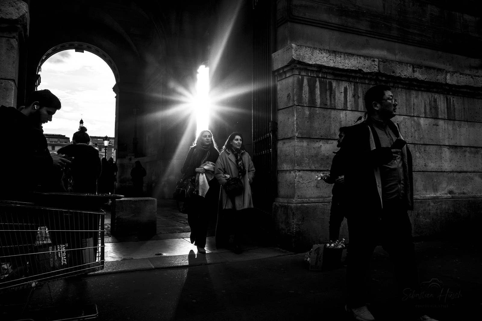 Des photographies en noir et blanc dans les rues parisiennes