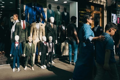 Des photographies en couleur, où les gens sont magnifiés par la lumière chaude du soleil