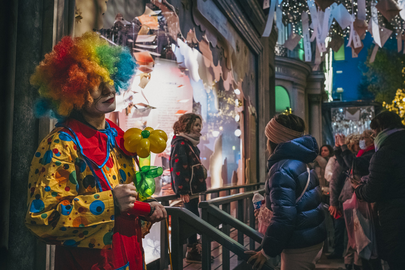 Des photographies de rue en couleur prises la nuit