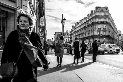 Des photographies en noir et blanc dans les rues parisiennes