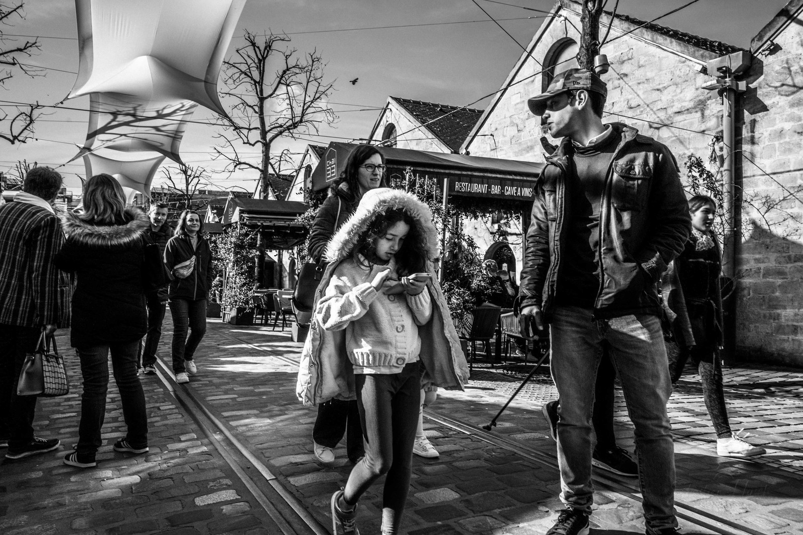 Des photographies en couleur, où les gens sont magnifiés par la lumière chaude du soleil