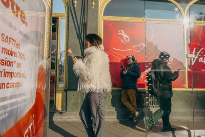 Des photographies en couleur, où les gens sont magnifiés par la lumière chaude du soleil