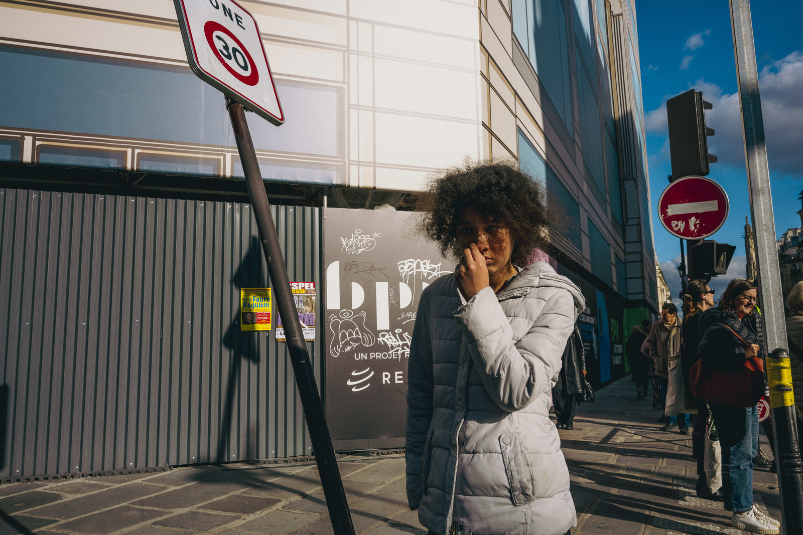 Des photographies couleur capturant des instants de vie dans la rue
