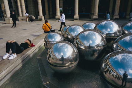 Des photographies en noir et blanc du métro, capturant quelques moments quotidiens des voyageurs et la beauté cachée de la vie urbaine.