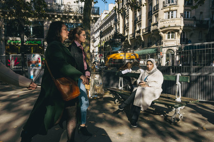 Des photographies en noir et blanc du métro, capturant quelques moments quotidiens des voyageurs et la beauté cachée de la vie urbaine.
