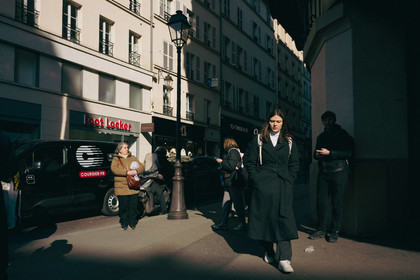Des photographies en couleur, où les gens sont magnifiés par la lumière chaude du soleil