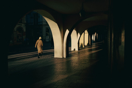 Des photographies en couleur, où les gens sont magnifiés par la lumière chaude du soleil