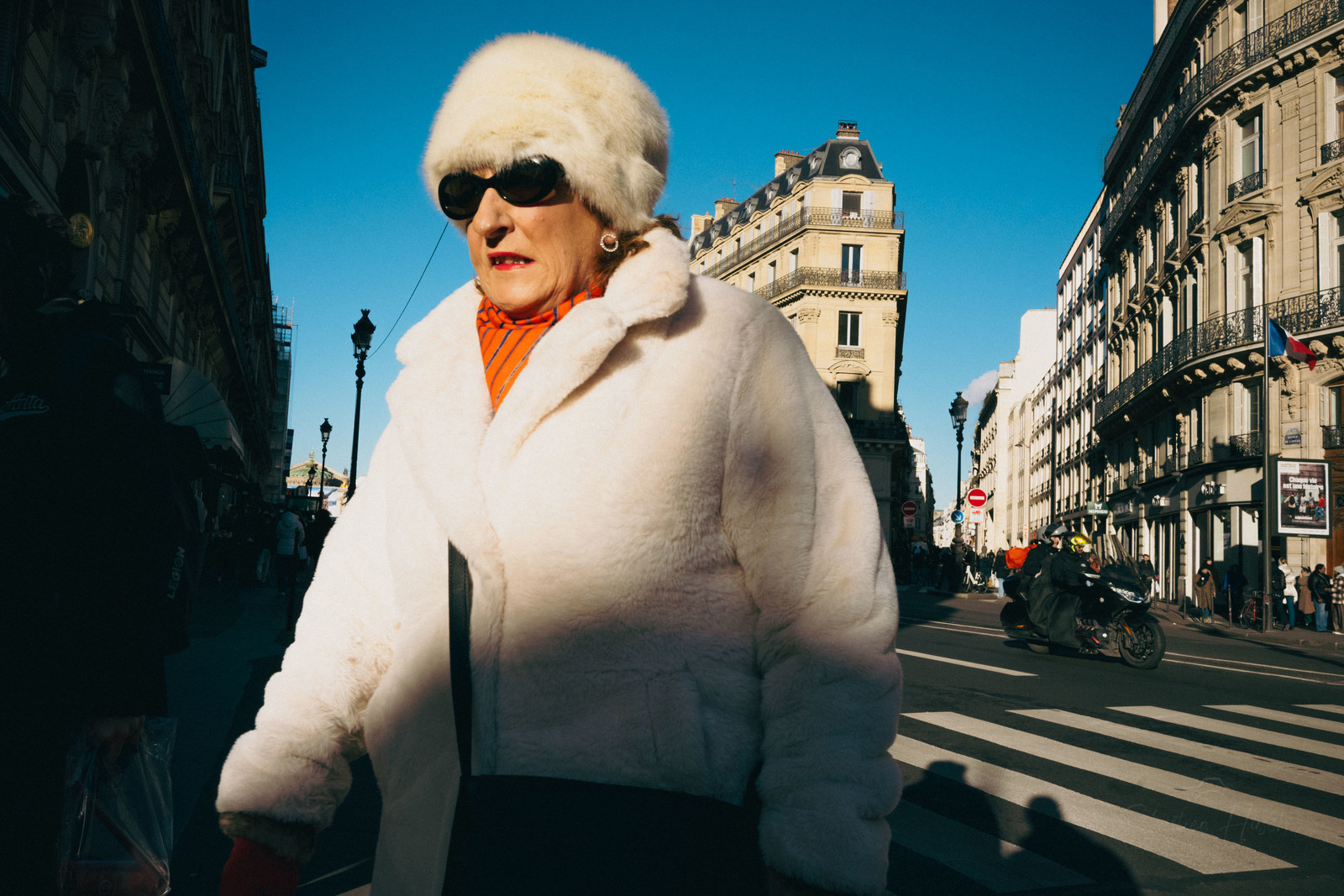 Des photographies en couleur, où les gens sont magnifiés par la lumière chaude du soleil