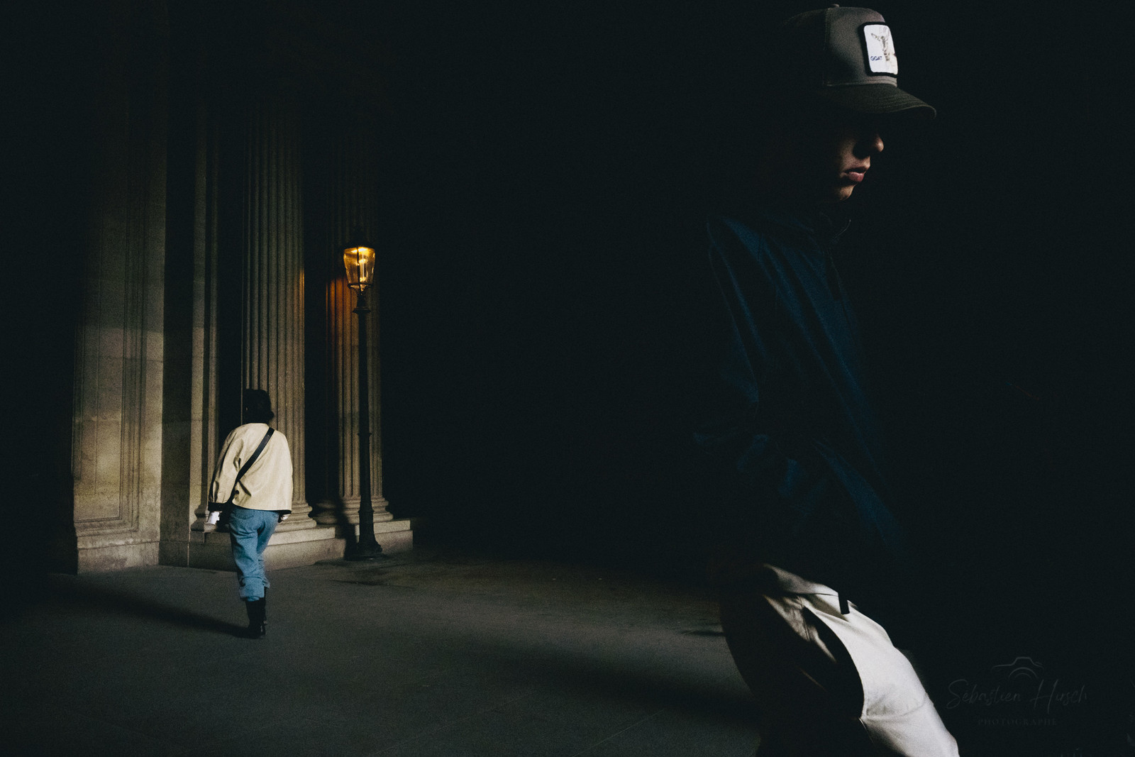 Des photographies en noir et blanc du métro, capturant quelques moments quotidiens des voyageurs et la beauté cachée de la vie urbaine.