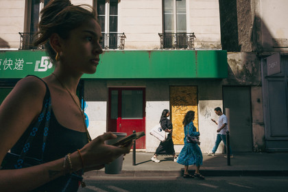 Des photographies en couleur, où les gens sont magnifiés par la lumière chaude du soleil