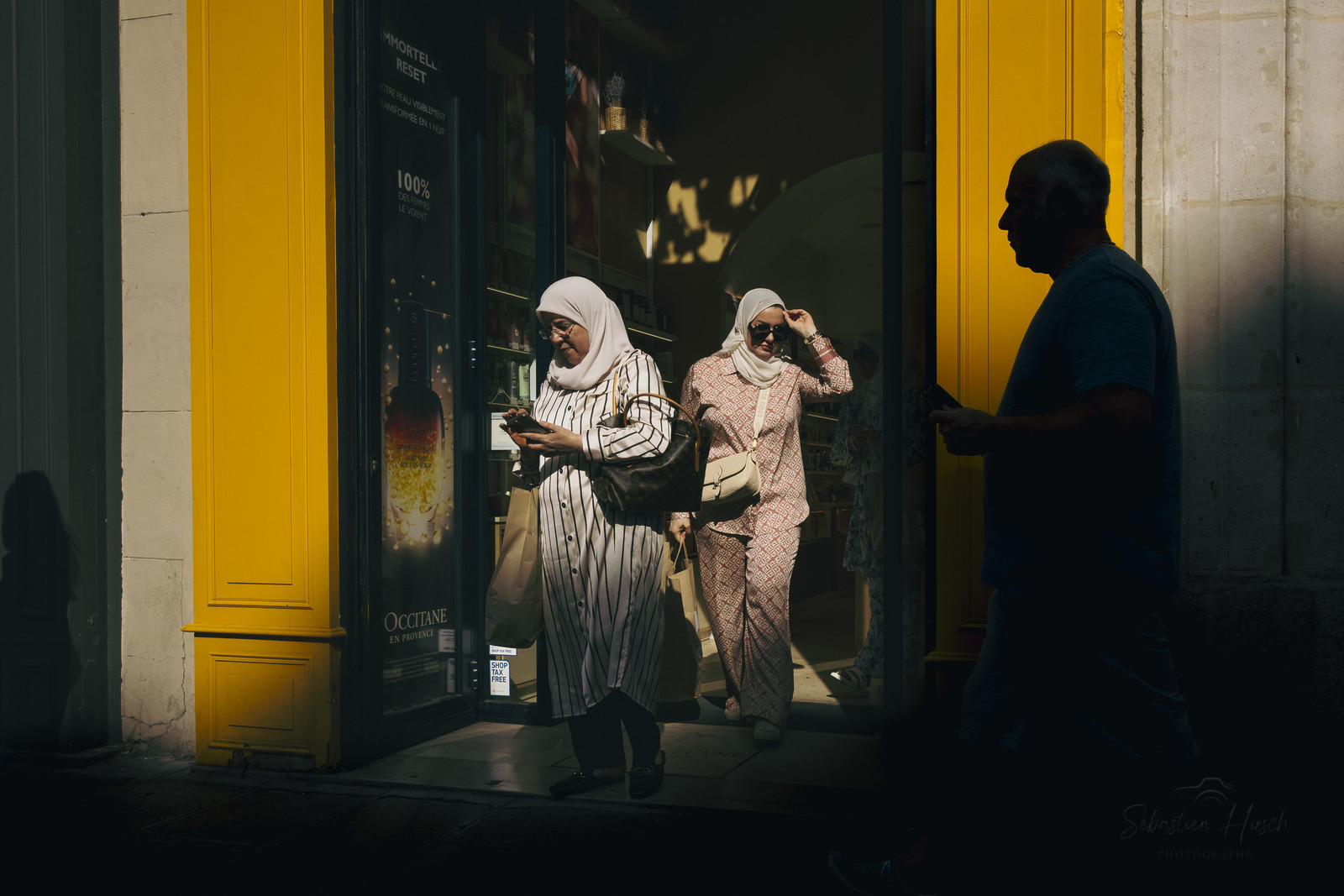 Des photographies en couleur, où les gens sont magnifiés par la lumière chaude du soleil