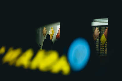 Des photographies en couleur, où les gens sont magnifiés par la lumière chaude du soleil