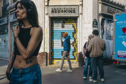 Des photographies en noir et blanc du métro, capturant quelques moments quotidiens des voyageurs et la beauté cachée de la vie urbaine.