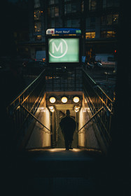 Des photographies de rue en couleur prises la nuit