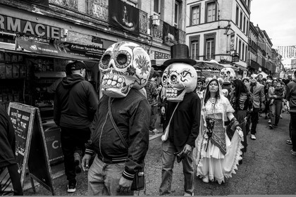 Des photographies en couleur, où les gens sont magnifiés par la lumière chaude du soleil