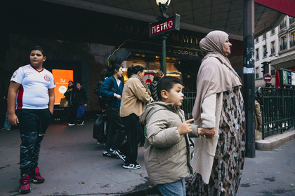 Des photographies en couleur, où les gens sont magnifiés par la lumière chaude du soleil