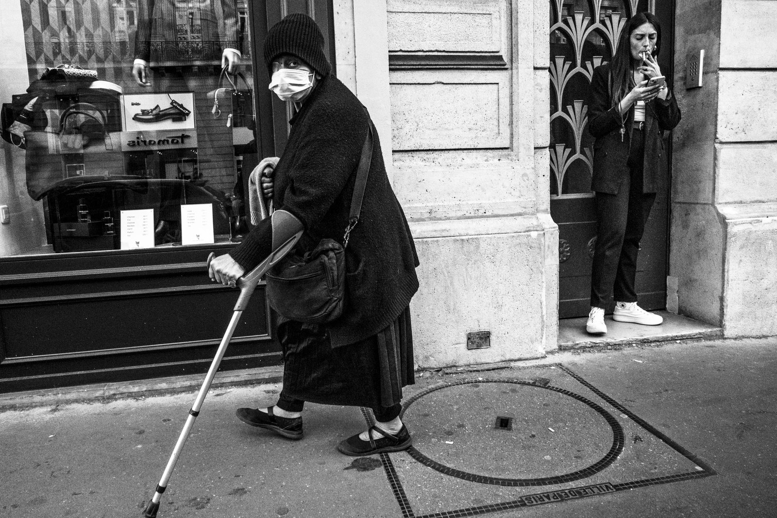 Des photographies en noir et blanc dans les rues parisiennes