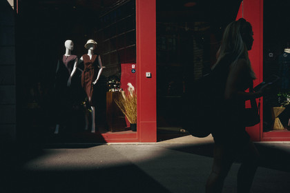 Des photographies en couleur, où les gens sont magnifiés par la lumière chaude du soleil