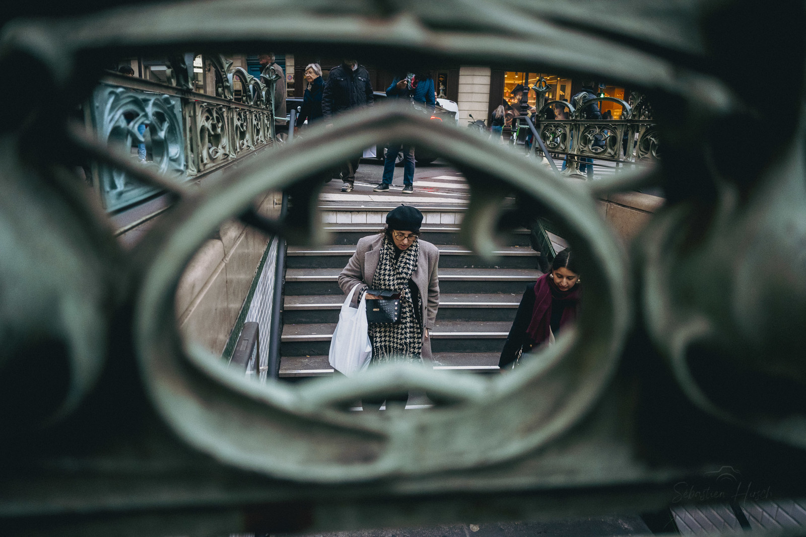 Des photographies en couleur,