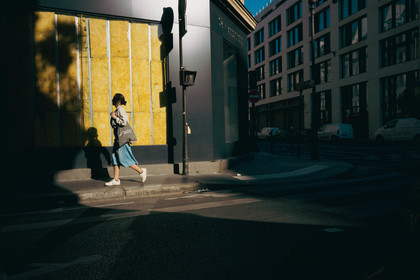 Des photographies en couleur, où les gens sont magnifiés par la lumière chaude du soleil