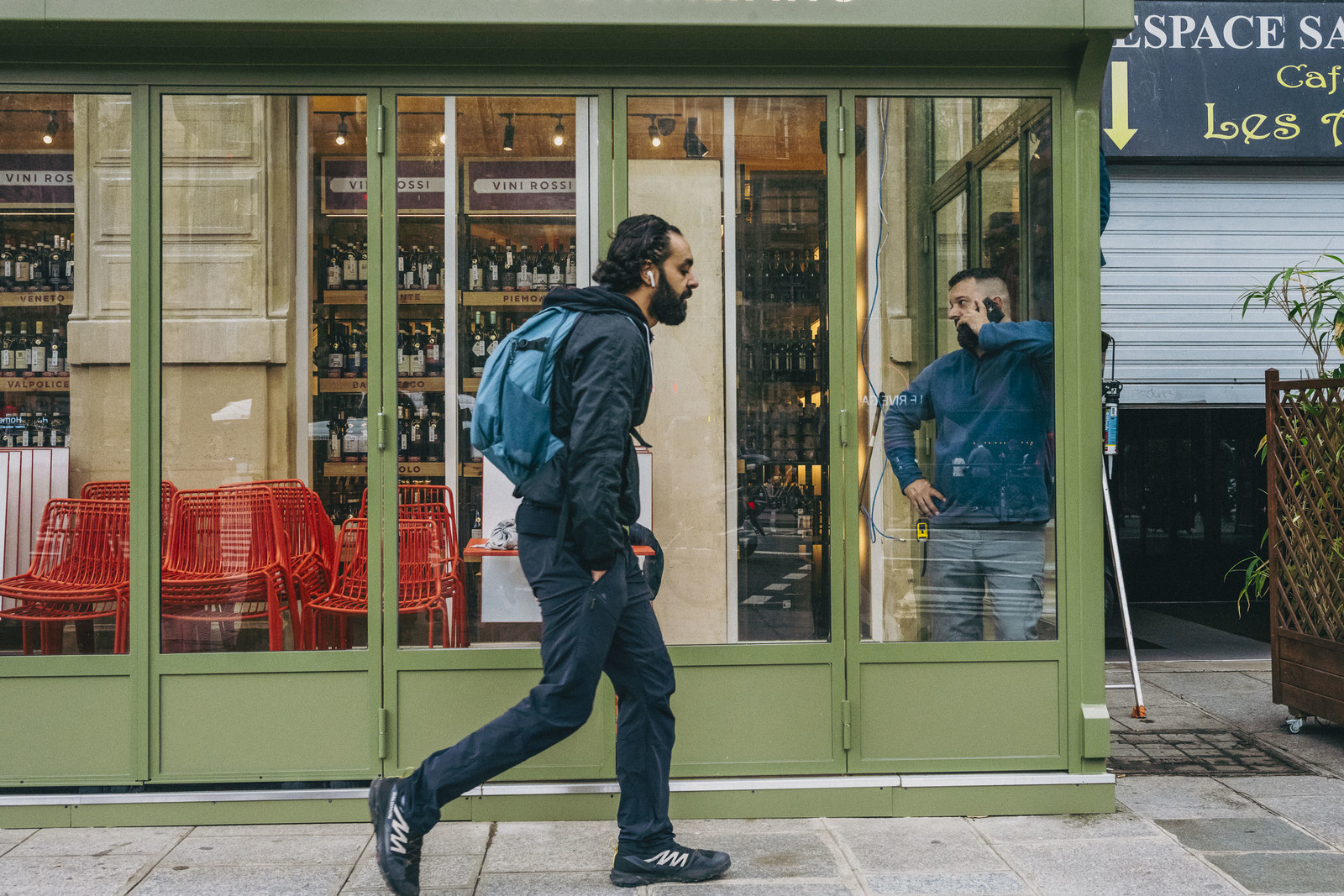 Des photographies en couleur,