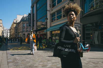 Des photographies en couleur, où les gens sont magnifiés par la lumière chaude du soleil