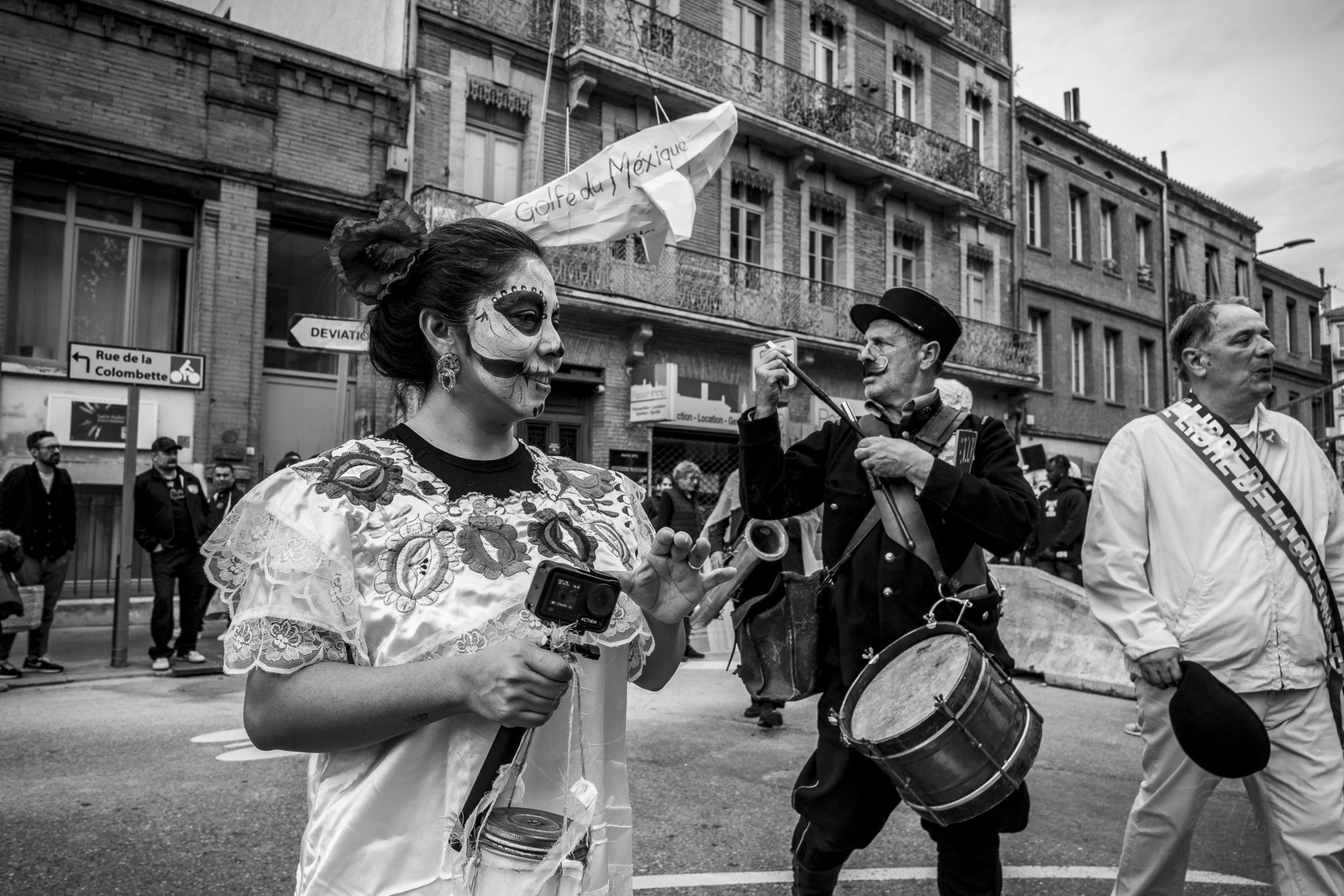 Des photographies en couleur, où les gens sont magnifiés par la lumière chaude du soleil