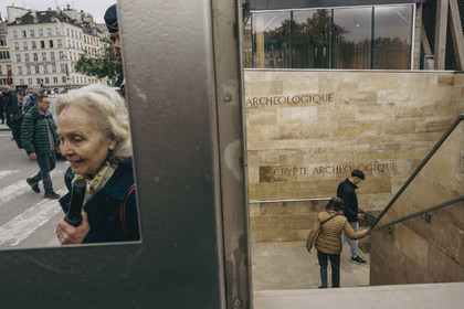 Des photographies en couleur,