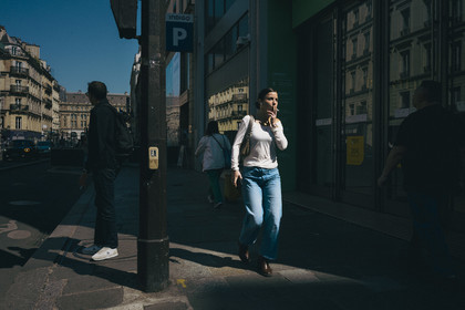 Des photographies en couleur, où les gens sont magnifiés par la lumière chaude du soleil