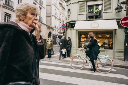 Des photographies en couleur, où les gens sont magnifiés par la lumière chaude du soleil