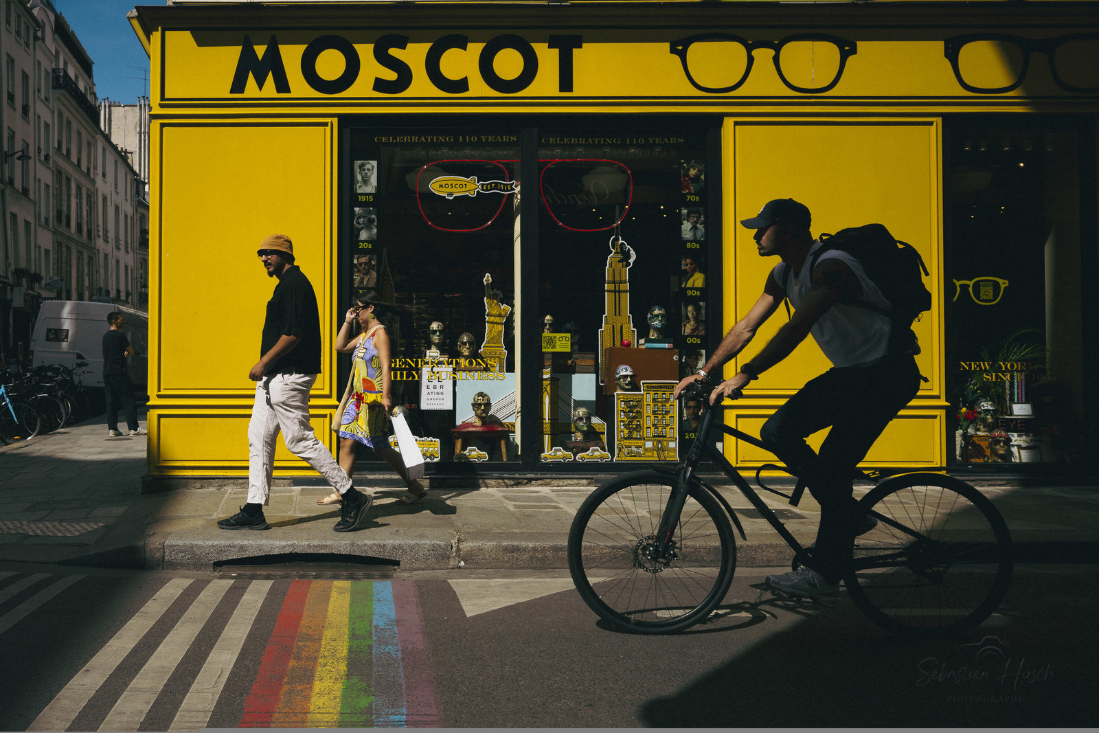 Des photographies en couleur, où les gens sont magnifiés par la lumière chaude du soleil