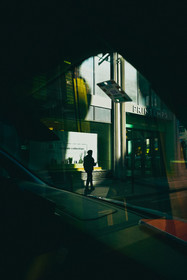 Des photographies en couleur, où les gens sont magnifiés par la lumière chaude du soleil