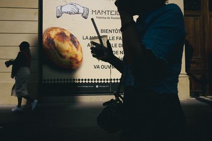 Des photographies en couleur, où les gens sont magnifiés par la lumière chaude du soleil