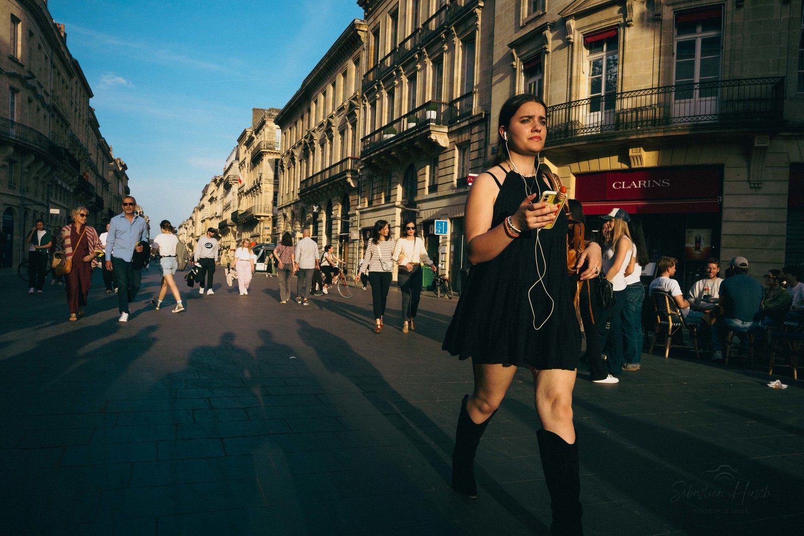 Des photographies en couleur, où les gens sont magnifiés par la lumière chaude du soleil