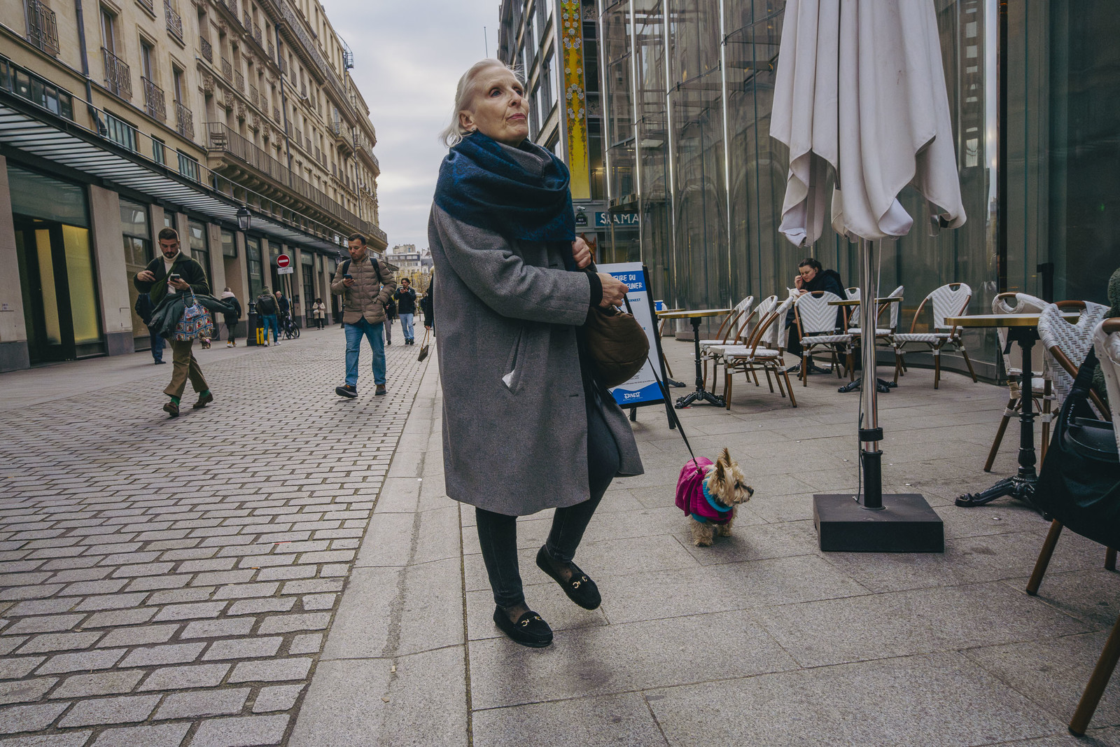 Des photographies en couleur,