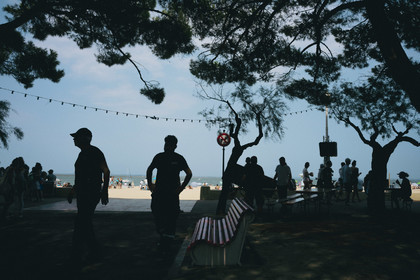 Des photographies en couleur, où les gens sont magnifiés par la lumière chaude du soleil