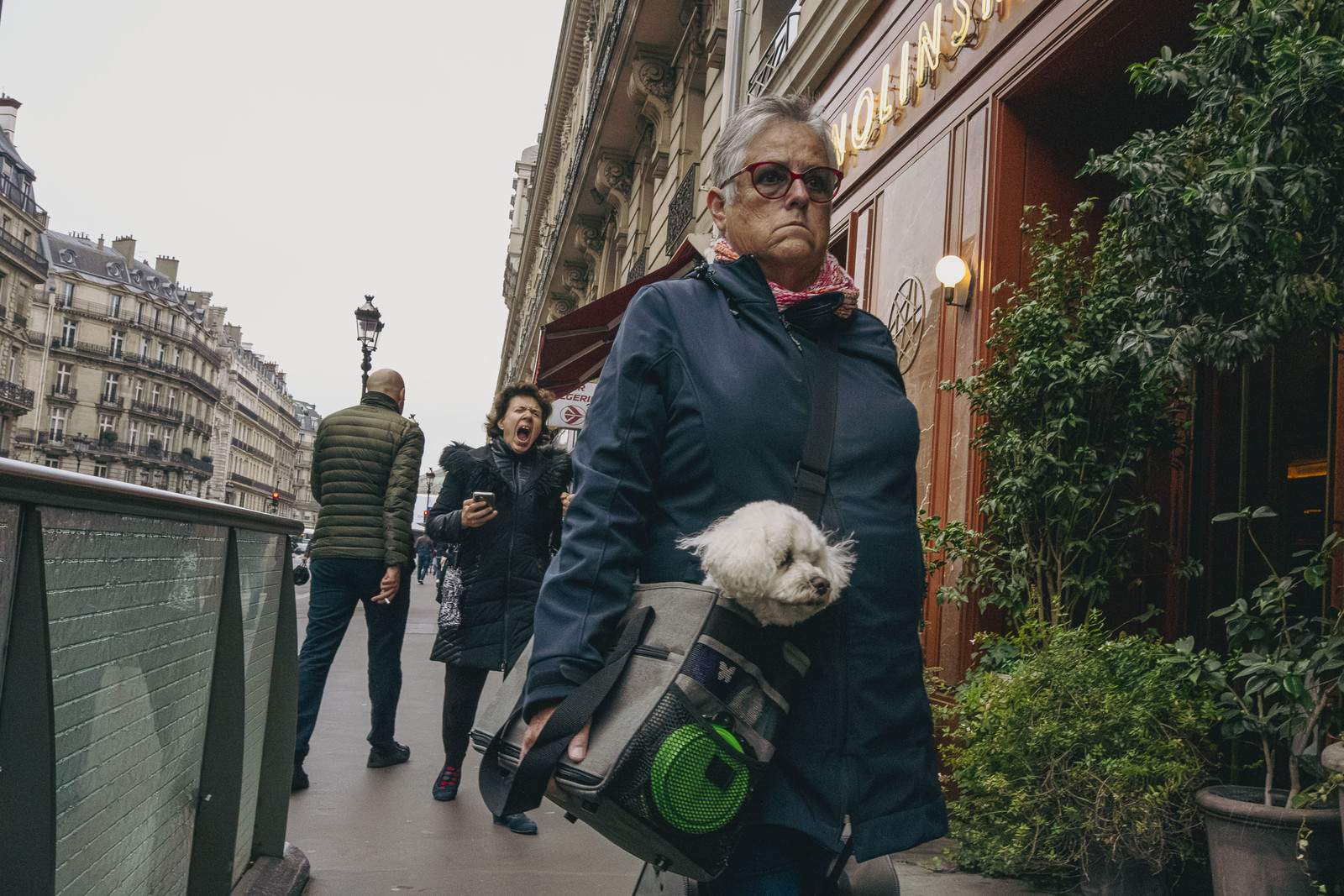 Des photographies en couleur,