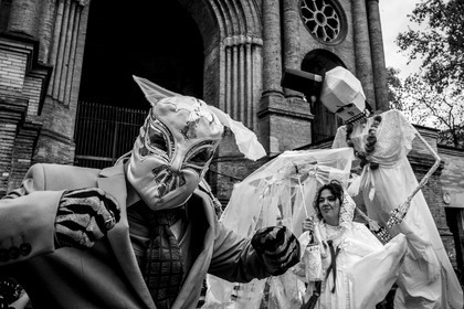 Des photographies en couleur, où les gens sont magnifiés par la lumière chaude du soleil