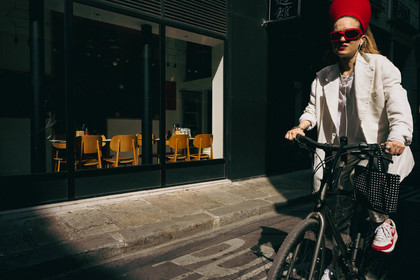 Des photographies en couleur, où les gens sont magnifiés par la lumière chaude du soleil